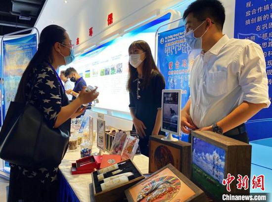 图为内蒙古医科大学蒙医药精准医学创新团队参展。 张玮 摄