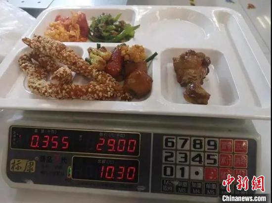 图为呼伦贝尔学院餐厅称重取餐。 呼伦贝尔学院供图