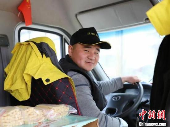 图为正在送货的“货郎小哥”。 苏雅拉其其格 摄