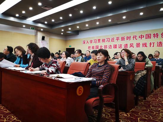 现场参会人员认真聆听