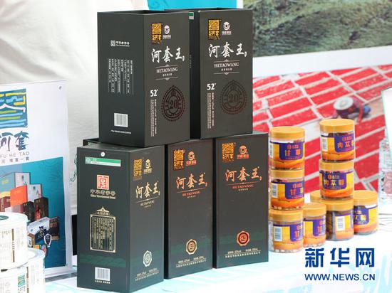 5月18日,推介会现场展示的“河套王”酒。新华社记者 朱文哲 摄