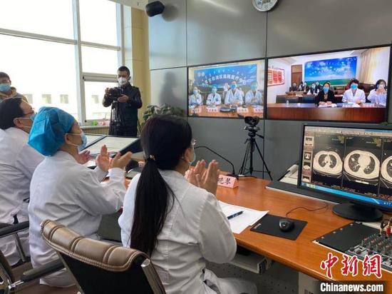 图为内蒙古新冠肺炎医疗救治专家组远程会诊准予最后一例确诊病例出院。 张玮 摄