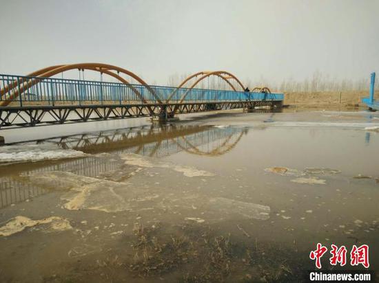 图为乌梁素海应急生态补水现场。 梁勇 摄