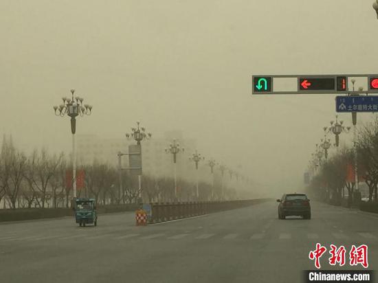 图为阿拉善盟出现的沙尘天气。 王多民 摄