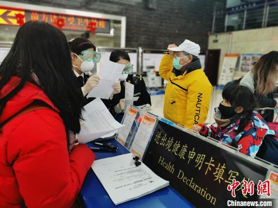 图为满洲里海关查验出入境人员。 赵海市 摄