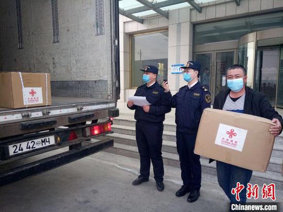 图为援助蒙古国防疫物资在装车中。 张小琴 摄