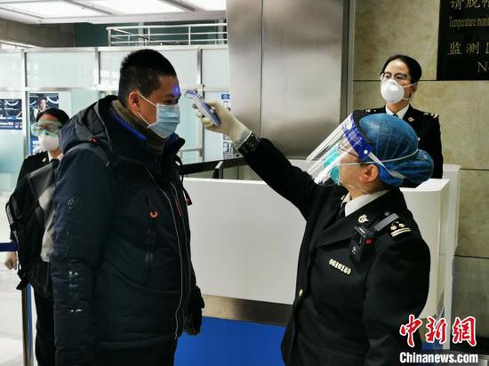 图为满洲里海关查验出入境人员。 赵海市 摄