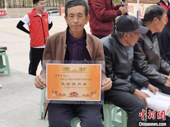 白中云拿到获奖证书。 李爱平 摄