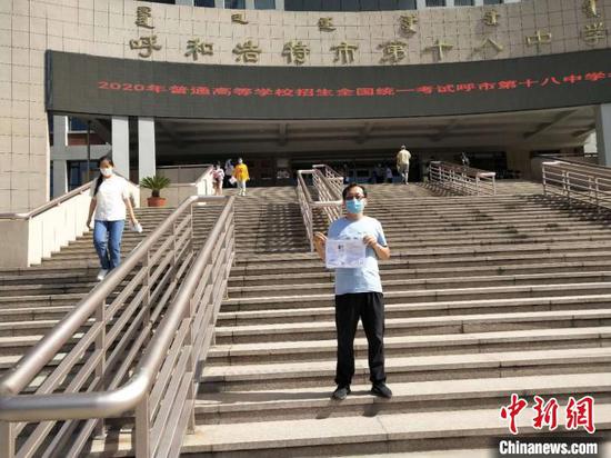 图为刘东在考场。 张林虎 摄
