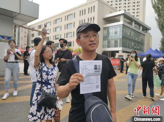 图为刘文忠走出考场。 张林虎 摄