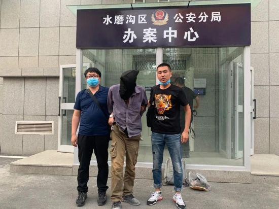 图为警方抓获犯罪嫌疑人。