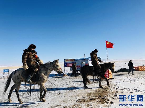 陈巴尔虎旗选树138名党员中心户,在疫情防控期间建立党员中心户“马背巡逻队”,有效发挥网格化治理作用,助力牧区疫情防控。(陈巴尔虎旗委组织部供图)