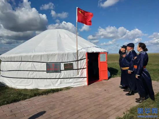 陈巴尔虎旗开展“五官助力嘎查”活动,民警村官与边境堡垒户联合开展边境维稳工作。(陈巴尔虎旗委组织部供图)