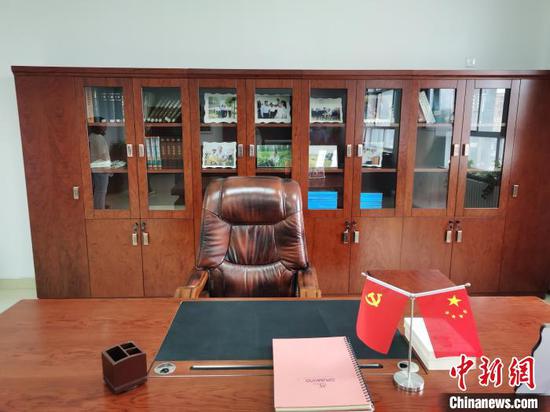 图为袁隆平在内蒙古乌兰浩特的办公室。 李爱平 摄