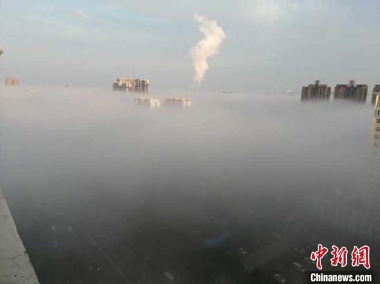 图为内蒙古通辽市出现大雾天气,高楼在雾中若隐若现。 张勤 摄