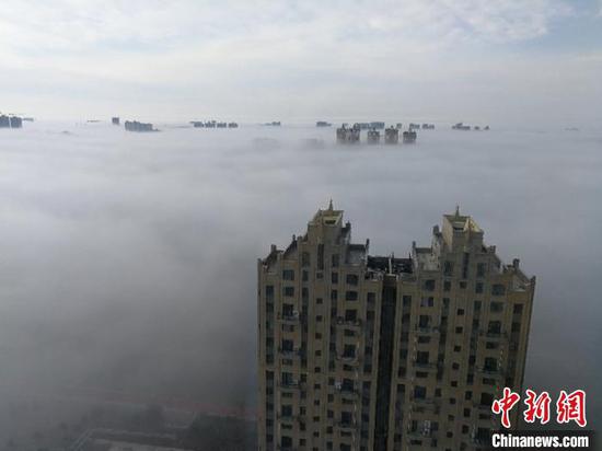 图为内蒙古通辽市出现大雾天气,高楼在雾中若隐若现。 张勤 摄