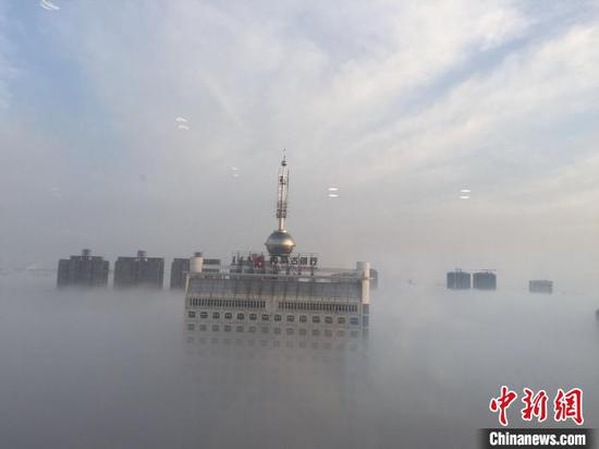 图为内蒙古通辽市出现大雾天气,高楼在雾中若隐若现。 张勤 摄