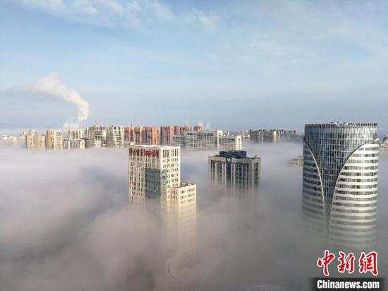 图为内蒙古通辽市出现大雾天气,高楼在雾中若隐若现。 张勤 摄