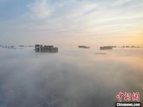 图为内蒙古通辽市出现大雾天气,高楼在雾中若隐若现。 张勤 摄