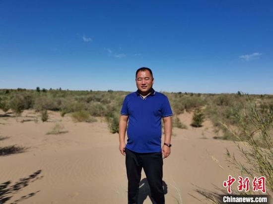 图为孟克达来在沙漠上。受访者供图