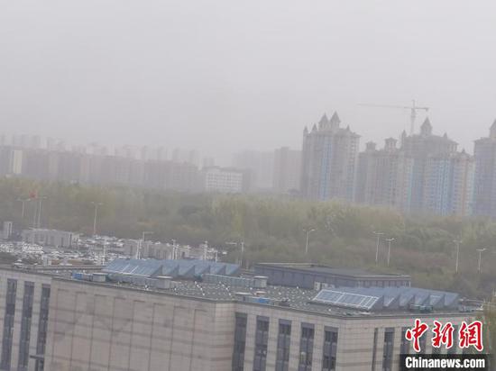 图为20日下午呼和浩特出现的沙尘天气。 李爱平 摄