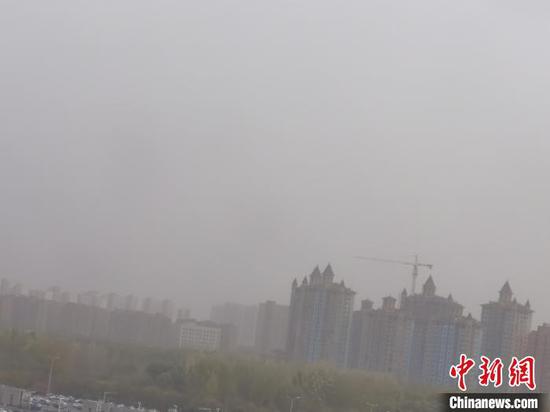 图为20日下午呼和浩特出现的沙尘天气。 李爱平 摄