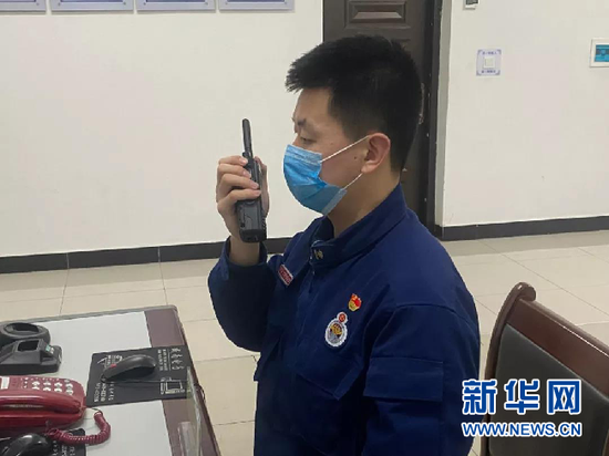 孔祥鹏在进行通信训练。(资料图片/内蒙古森林消防总队供图)