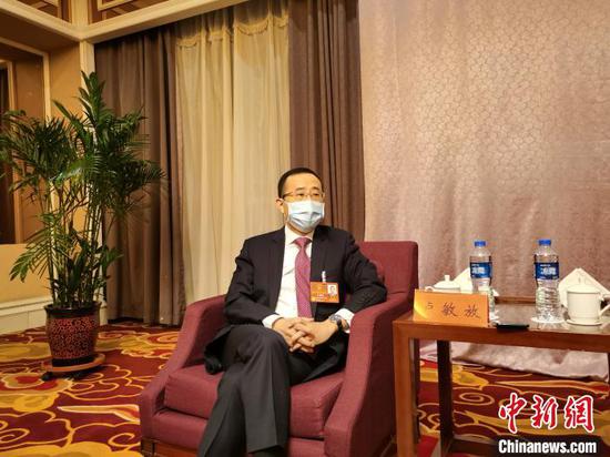 图为内蒙古人大代表卢敏放。 李爱平 摄