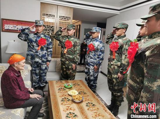 图为新兵向“草原母亲”敬礼。 杨启武 摄