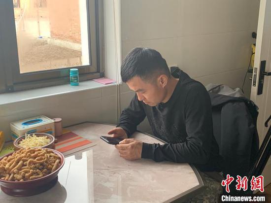 图为额日和木闲暇时上网刷视频找灵感。 奥蓝 摄