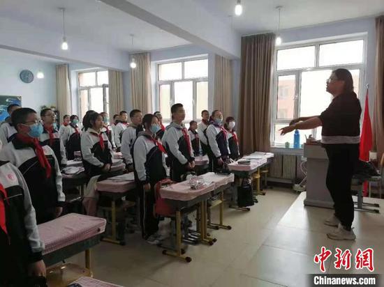 图为锡林郭勒盟第六中学开展“爱国大家唱”主题班队会活动。 锡林郭勒盟六中供图