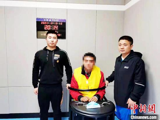 图为警方审讯犯罪嫌疑人。通辽市公安局开发区公安分局供图