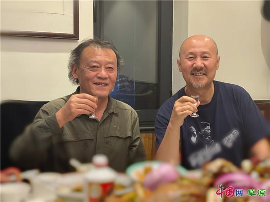 《下马拜草原》作词者鲍尔吉·原野(左)和作曲、演唱者腾格尔(右)小聚