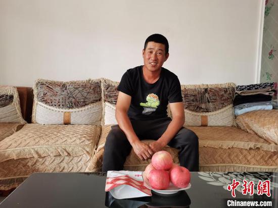 图为赵洪民讲诉自己的致富故事。 胡建华 摄