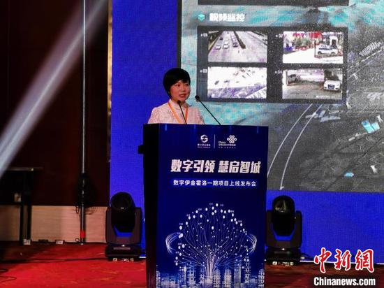 图为徐建霞介绍数字伊金霍洛情况。 李爱平 摄