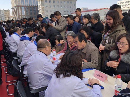 图为各临时科室专家在义诊现场接诊。王志刚摄