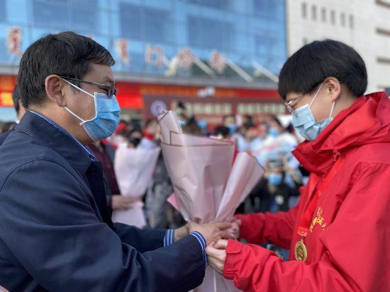 图为内蒙古首批驰援湖北医疗队解除隔离。