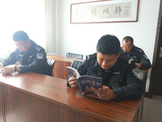 图为民警在“流动书屋”读书。