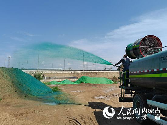 工作人员正在喷洒抑尘剂