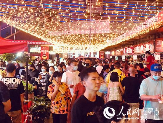王府井奥莱设立户外摊位,助力呼和浩特市夜经济。杨海燕 摄