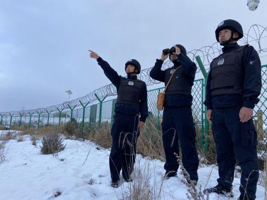 巡逻民警对要道进行瞭望