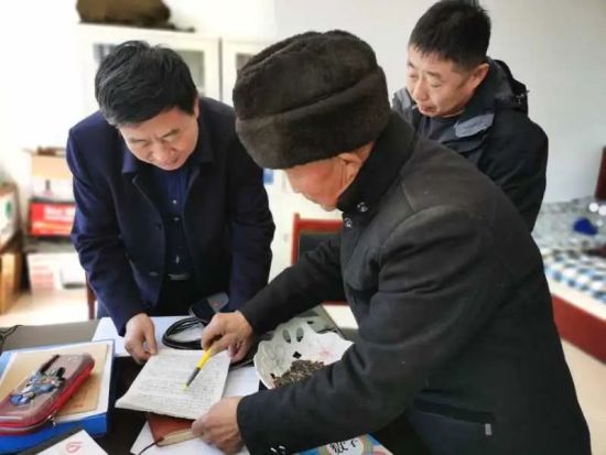 图为史晴(左一)。内蒙古自治区侨联供图