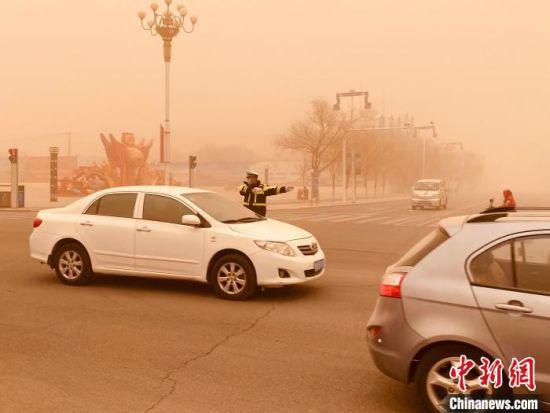 图为阿拉善右旗遭遇强沙尘暴天气,最低能见度不足10米。 石斌 摄