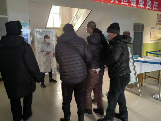 图为就医现场。