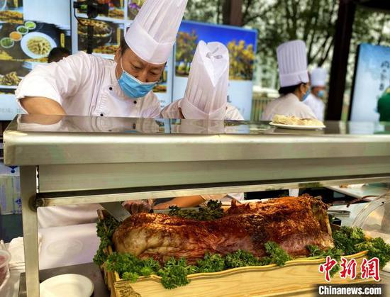 图为“内蒙古味道”展示现场。 张玮 摄