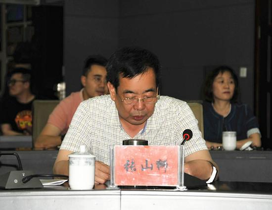 自治区环境监察局局长张山狮主持会议