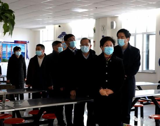 黄雅丽检查蒙古族中学食堂