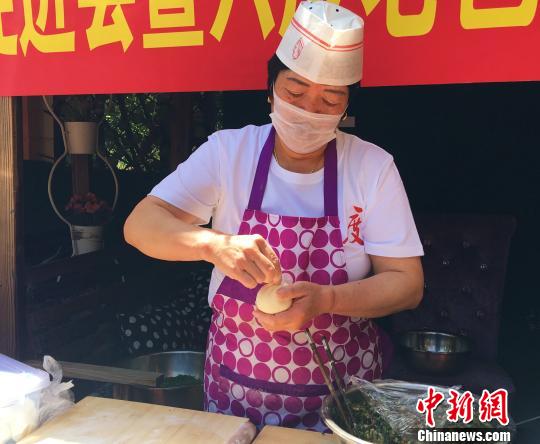 图为青城传统老包子制作技艺展示现场。 张玮 摄
