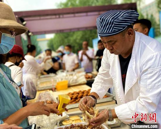 图为“内蒙古味道”吸睛。 张玮 摄