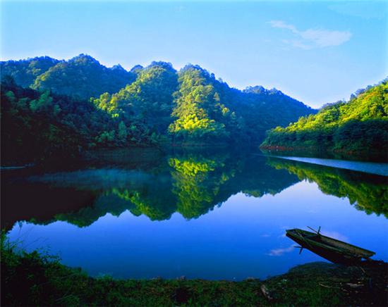 腾格里沙漠月亮湖